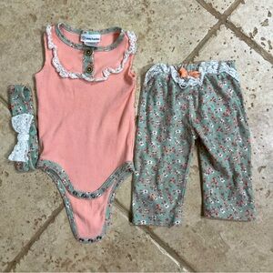 Daisy Fuentes baby outfit set, size 6-9 month